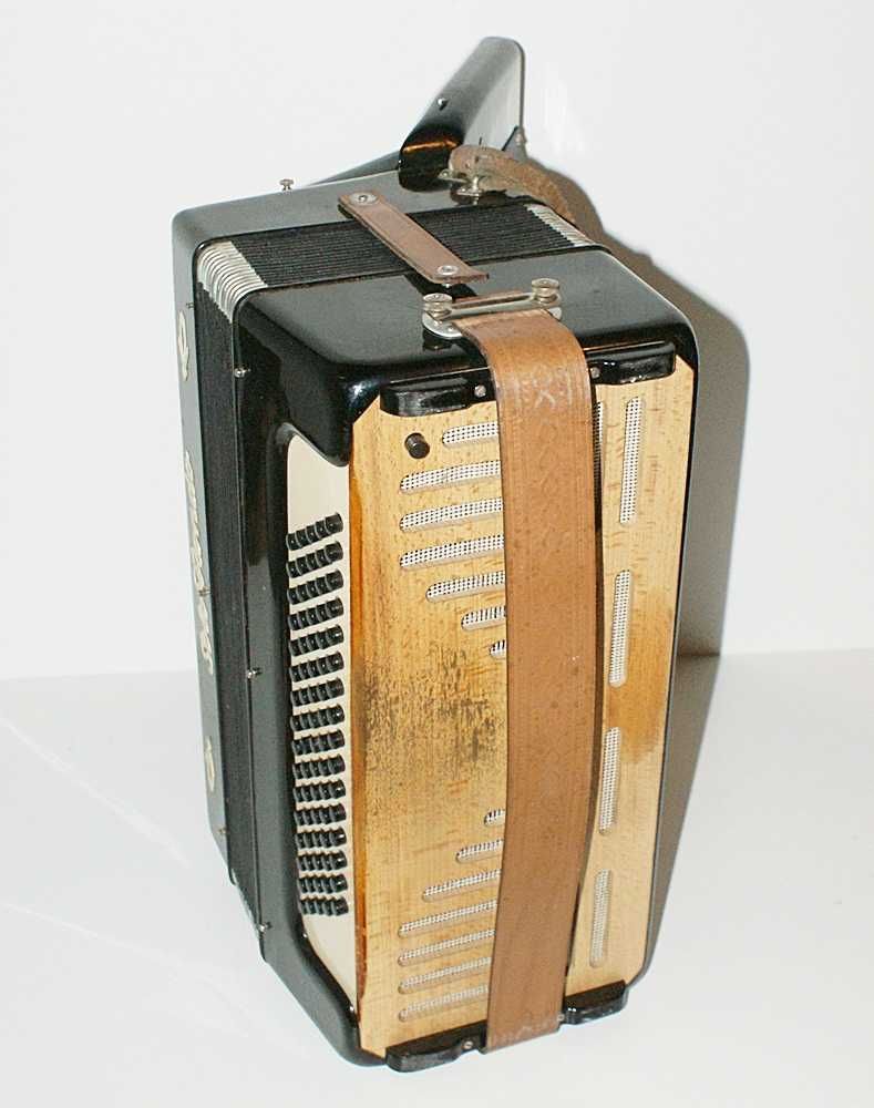 Akordeon neimiecki 80 basowy SOLO RONDO M208