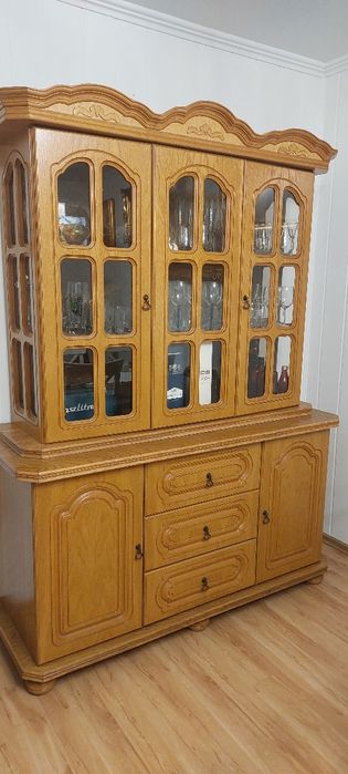 Komoda z witryną - styl klasyczny.