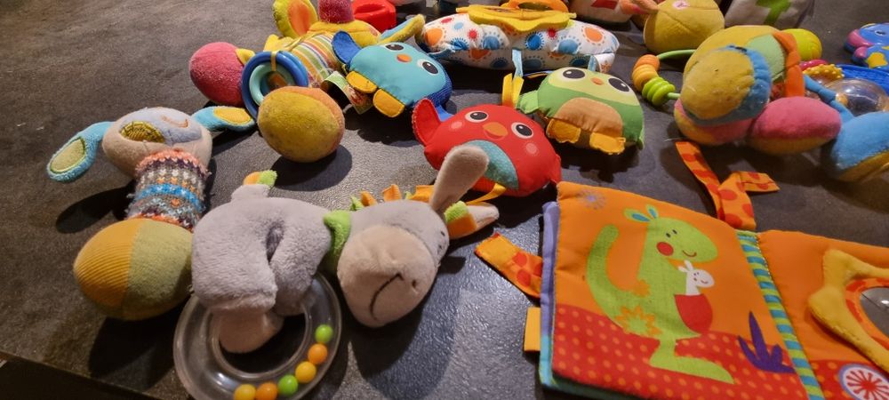 Zabawki i gryzak dla niemowlaka