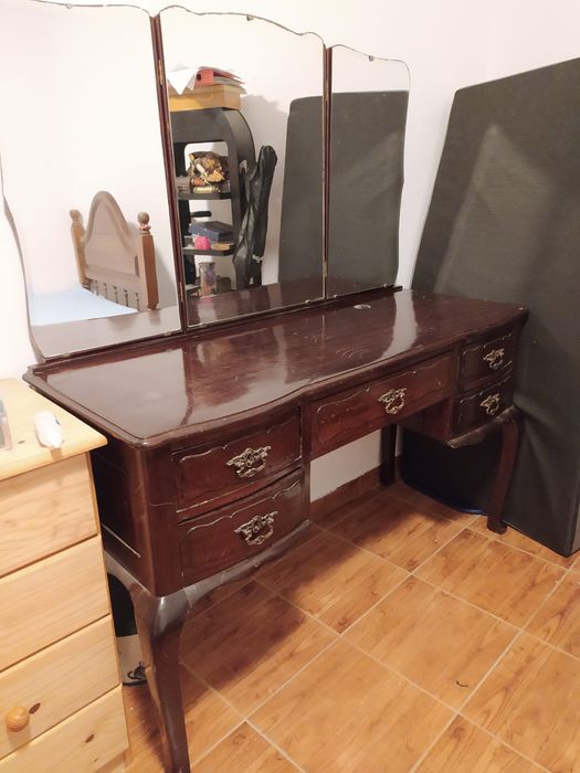 Toucador com gavetas de arrumação e espelho