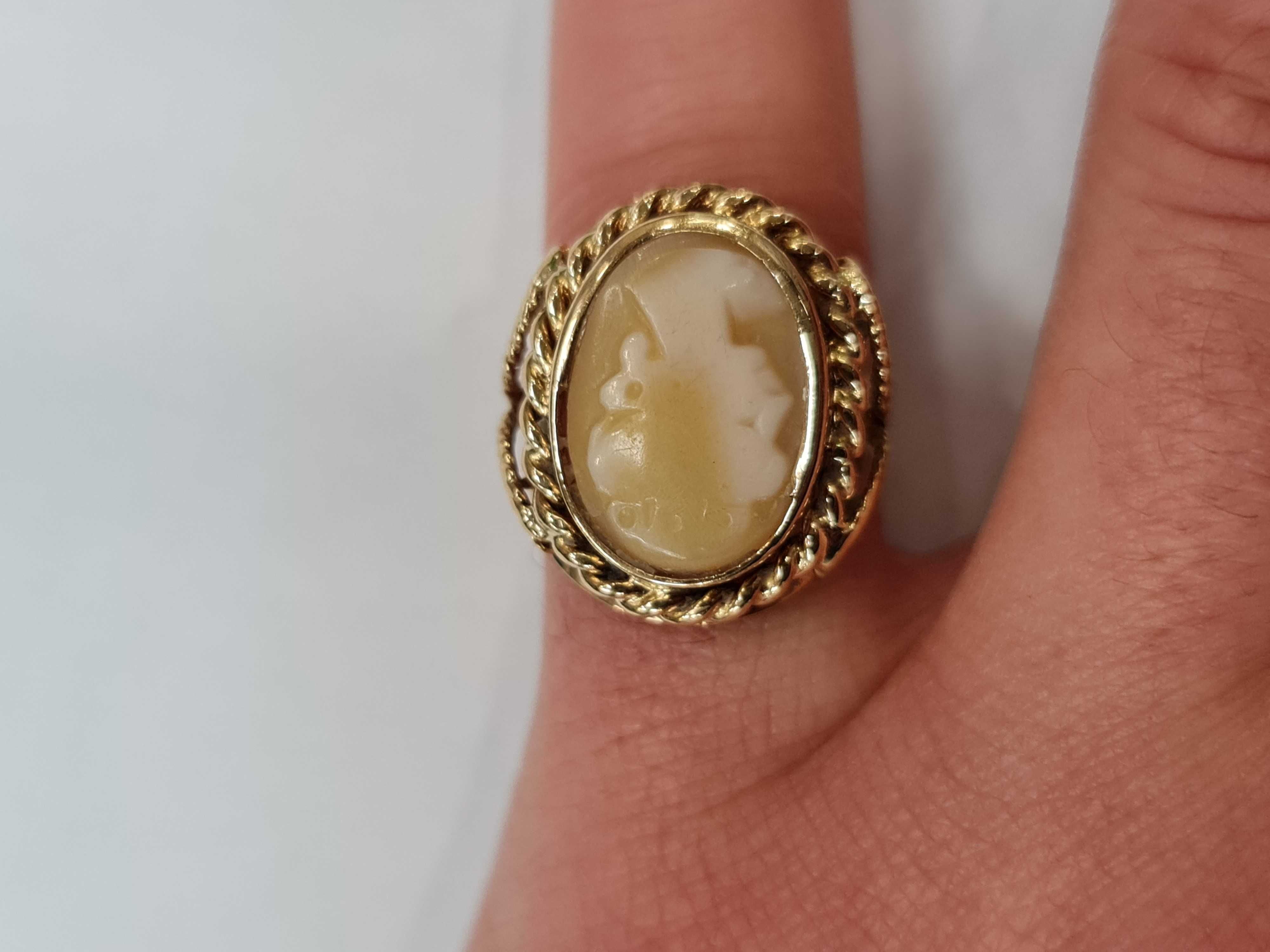 II poł. XX wieku! Złoty pierścionek/ Kamea/ 750/ 5.46 gram/ R10