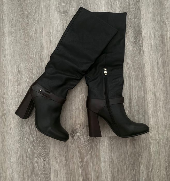 Нові шкіряні жіночі чоботи
