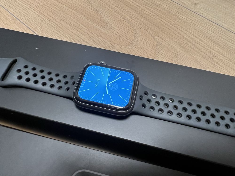 Apple Watch serii 4 44 mm SPACE GRAY w bardzo fajnym stanie!