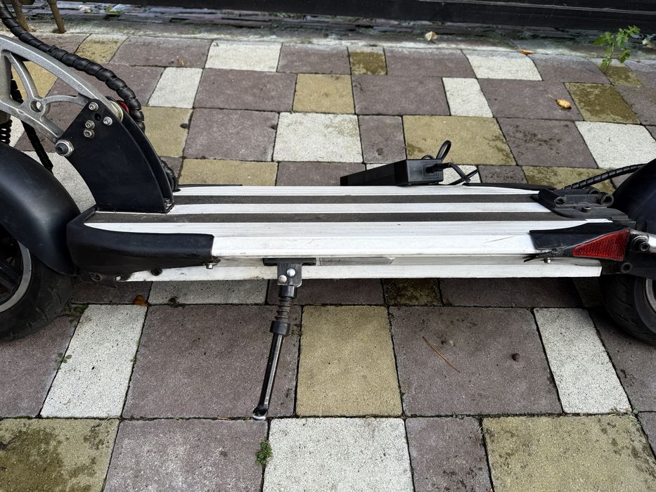 Самокат електричнийв гарному стані JX 168