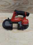 Milwaukee M12 FBS64 piła taśmową a akumulatorem 2 Ah