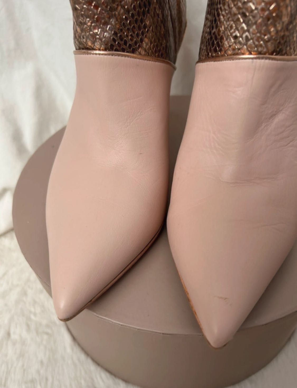 botki na szpilce pudrowy róż skóra naturalna Ted Baker London 37