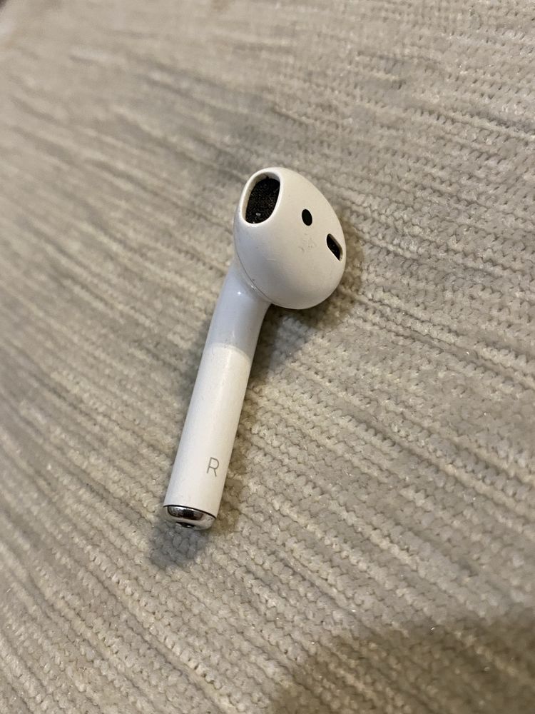 Продам один навушник AirPods 2 все працює