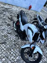 Moto Honda 125 branca