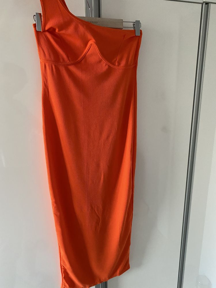 Pomarańczowa długa sukienka na jedno ramię PrettyLittleThing L