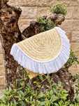 Clutch de palha com aplicações e alça em macramé