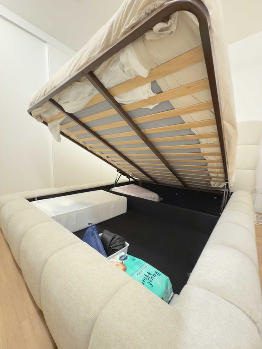 Cama casal com arrumação