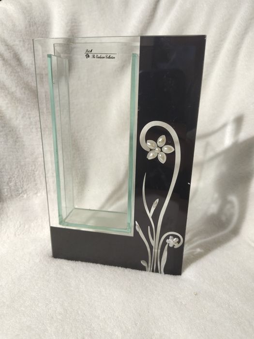 Wazon szklany z czarnym motywem i kwiatami