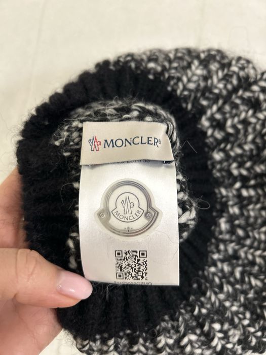 Берет Moncler , модна практична річ на зиму.