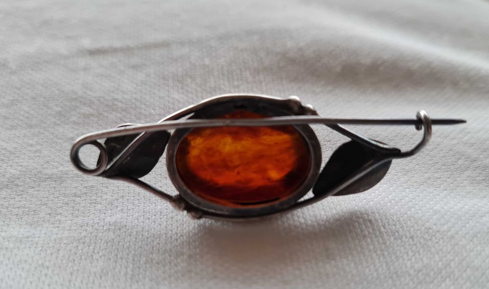Stara broszka srebrna z bursztynem Vinted polska z patyną listki