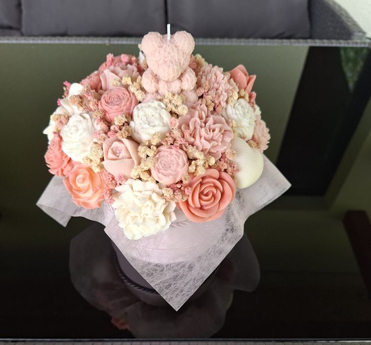 Flower box ze świeczek sojowych – różowy z misiem na zamowienie