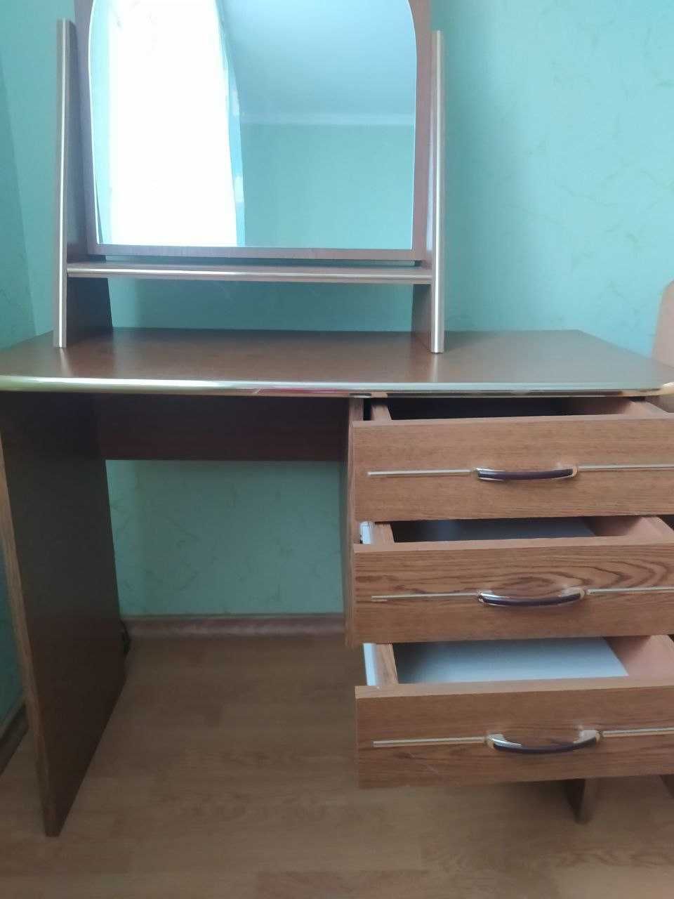 Туалетний столик, макіяжний стіл в спальню