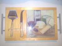 Tábua de Queijos com faca e cortador de queijo