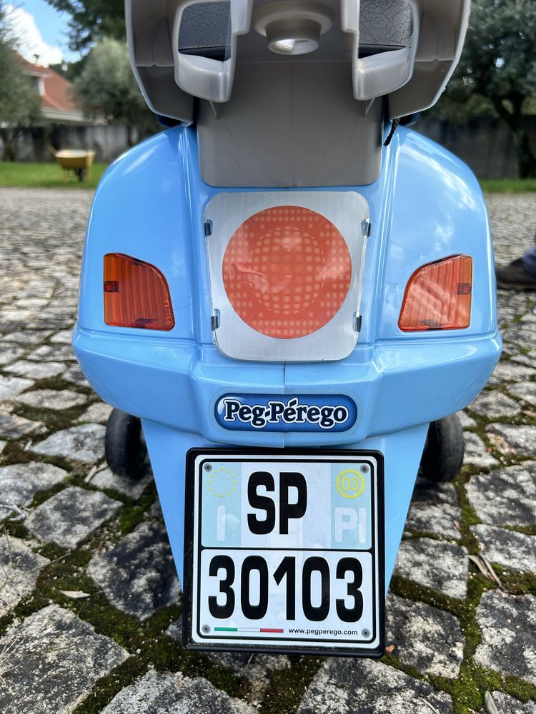 Vespa Piaggio (com acessorios capacete e mala) - azul