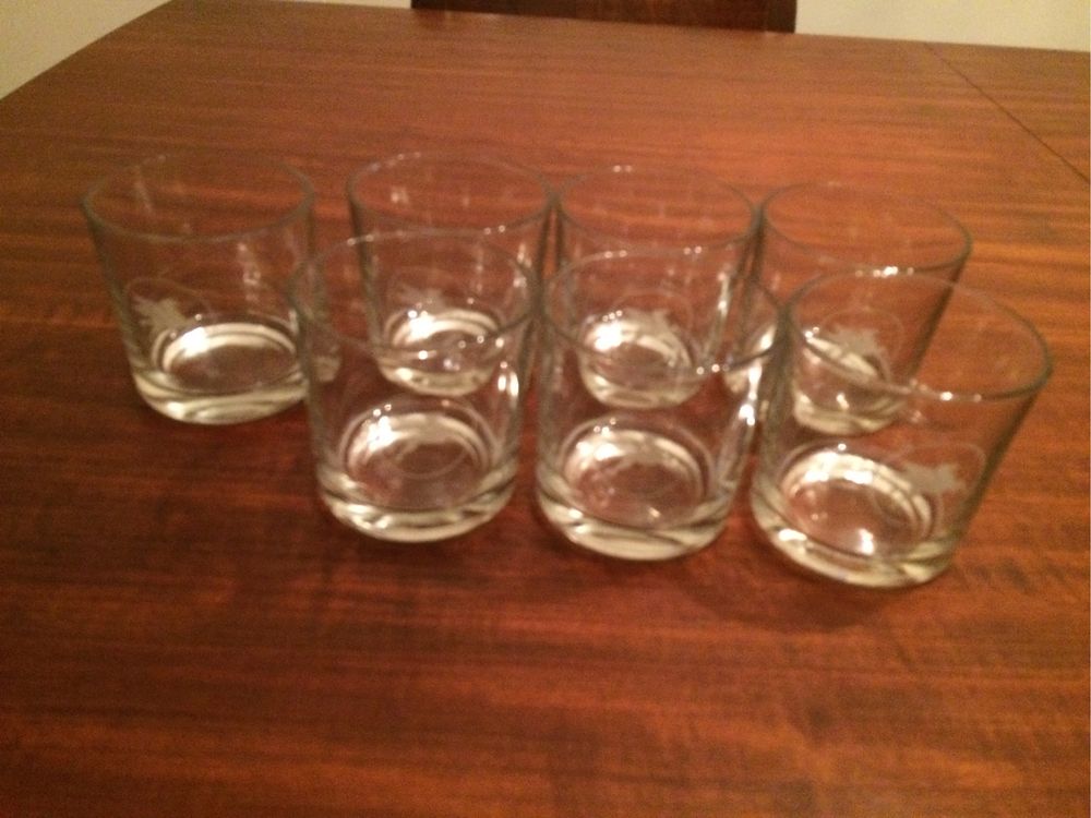 Copos de wisky com a marca mobil gravada ( 7  )