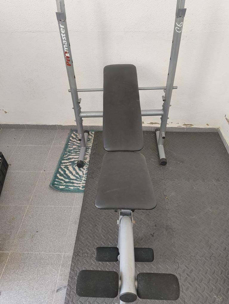 Barra e banco de musculação
