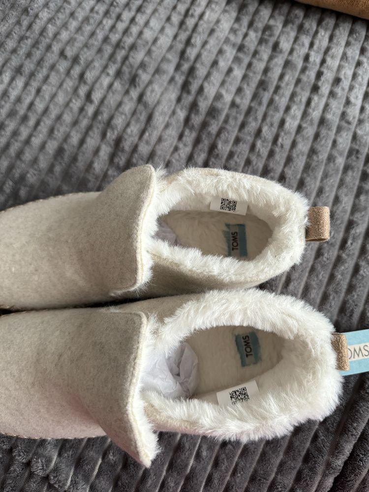 Домашні тапочки Toms