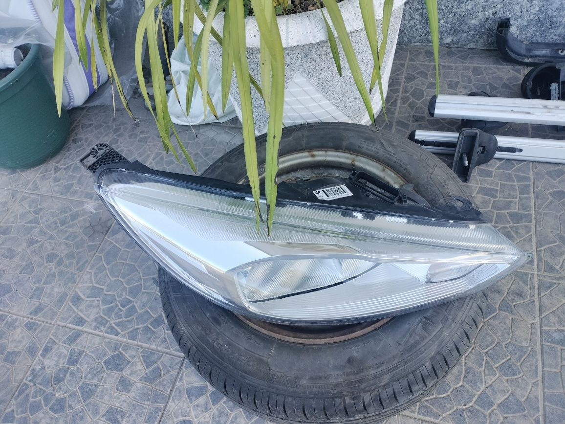 Farol direito Ford focus do ano 2015