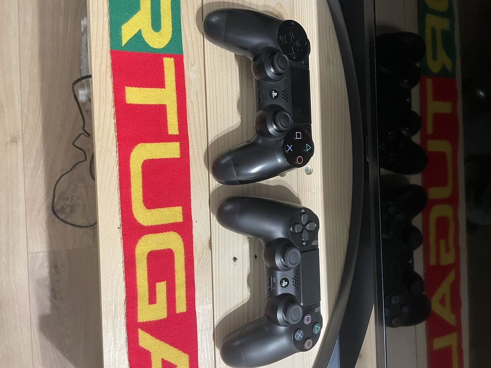 Ps4 pro com 2 comandos e 112 jogos.