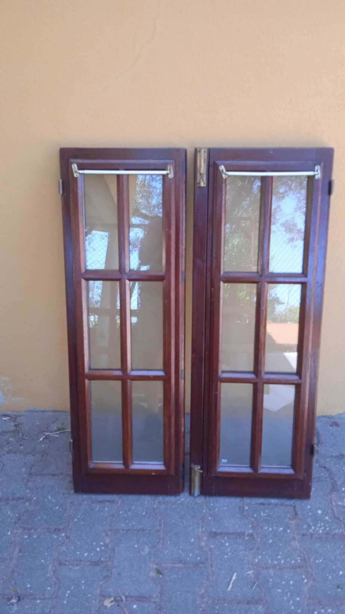 Portas e Janelas em madeira envernizada. Muito bom estado.