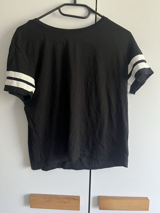 Czarna koszulka z paskami na rekawach