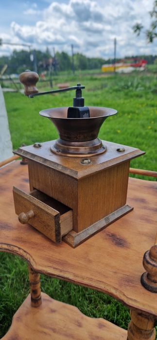 Stary młynek do kawy dekoracyjny