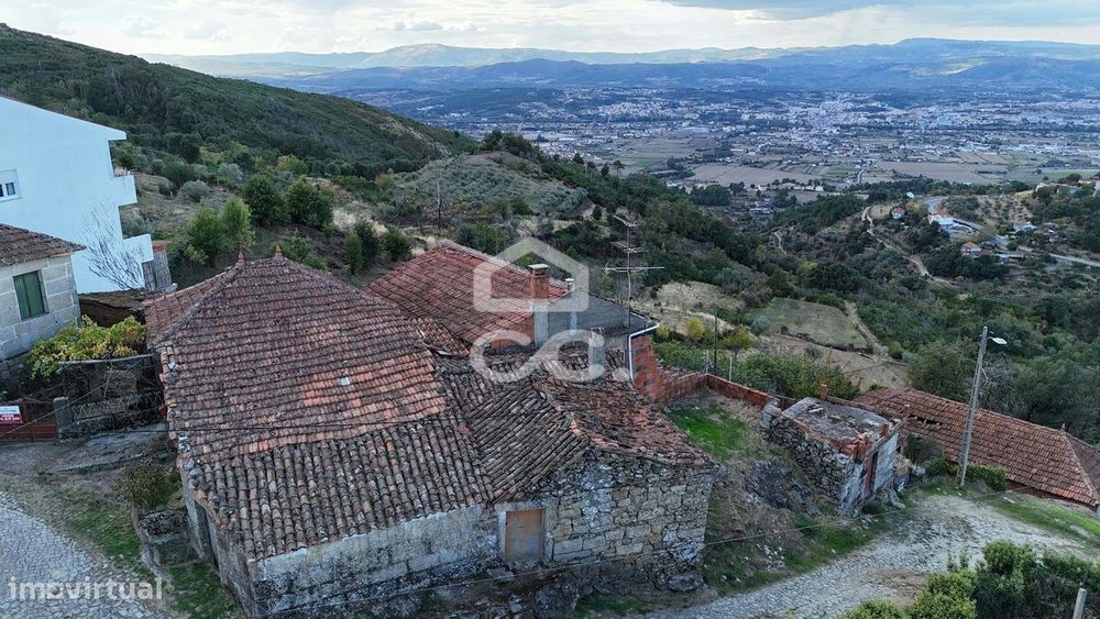 Duas moradias para restaurar com terreno envolvente, logradouro e terr