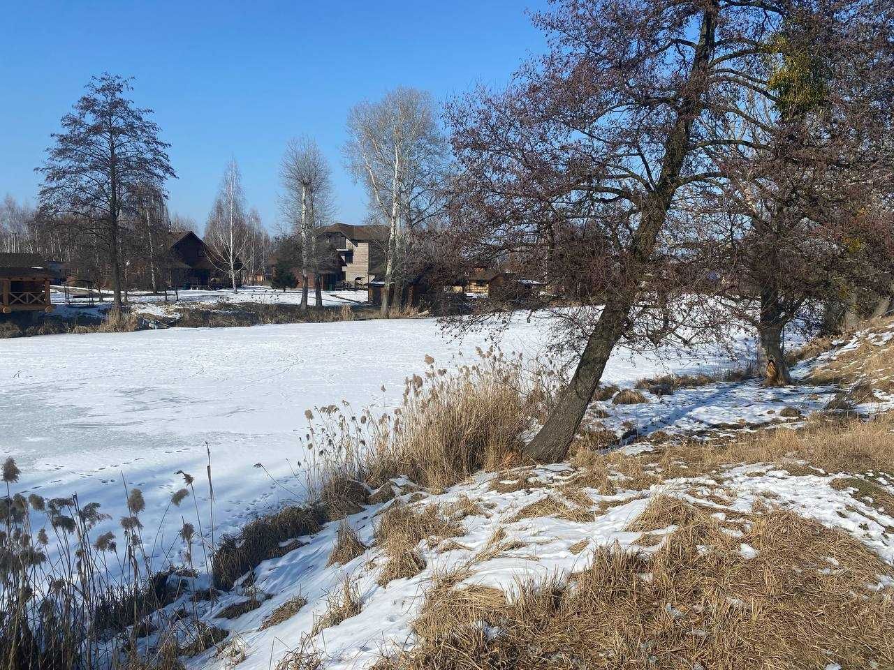 Продаж: Ділянка, с. Микуличі в мальовничому місці на березі озера