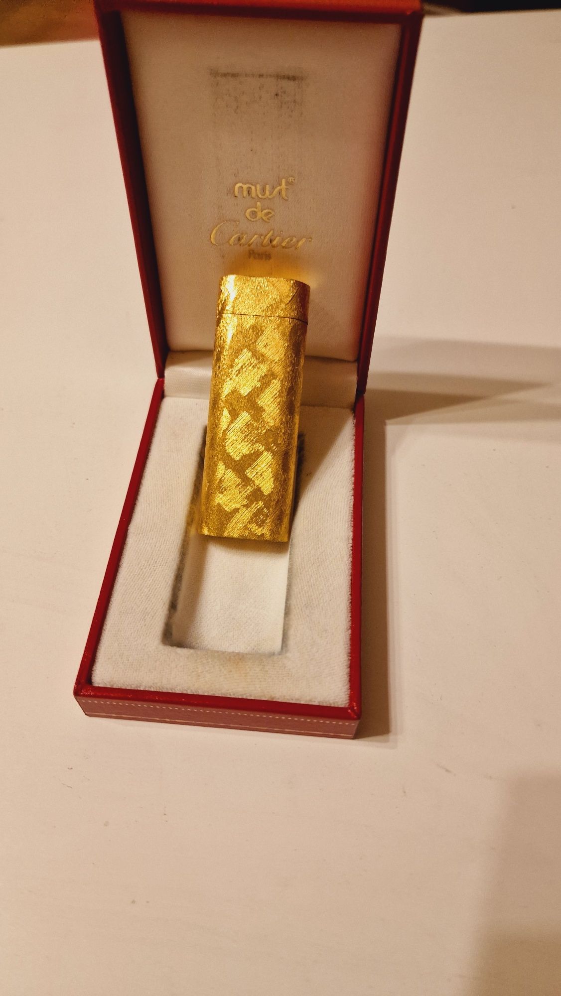 Isqueiro Cartier em folha de ouro