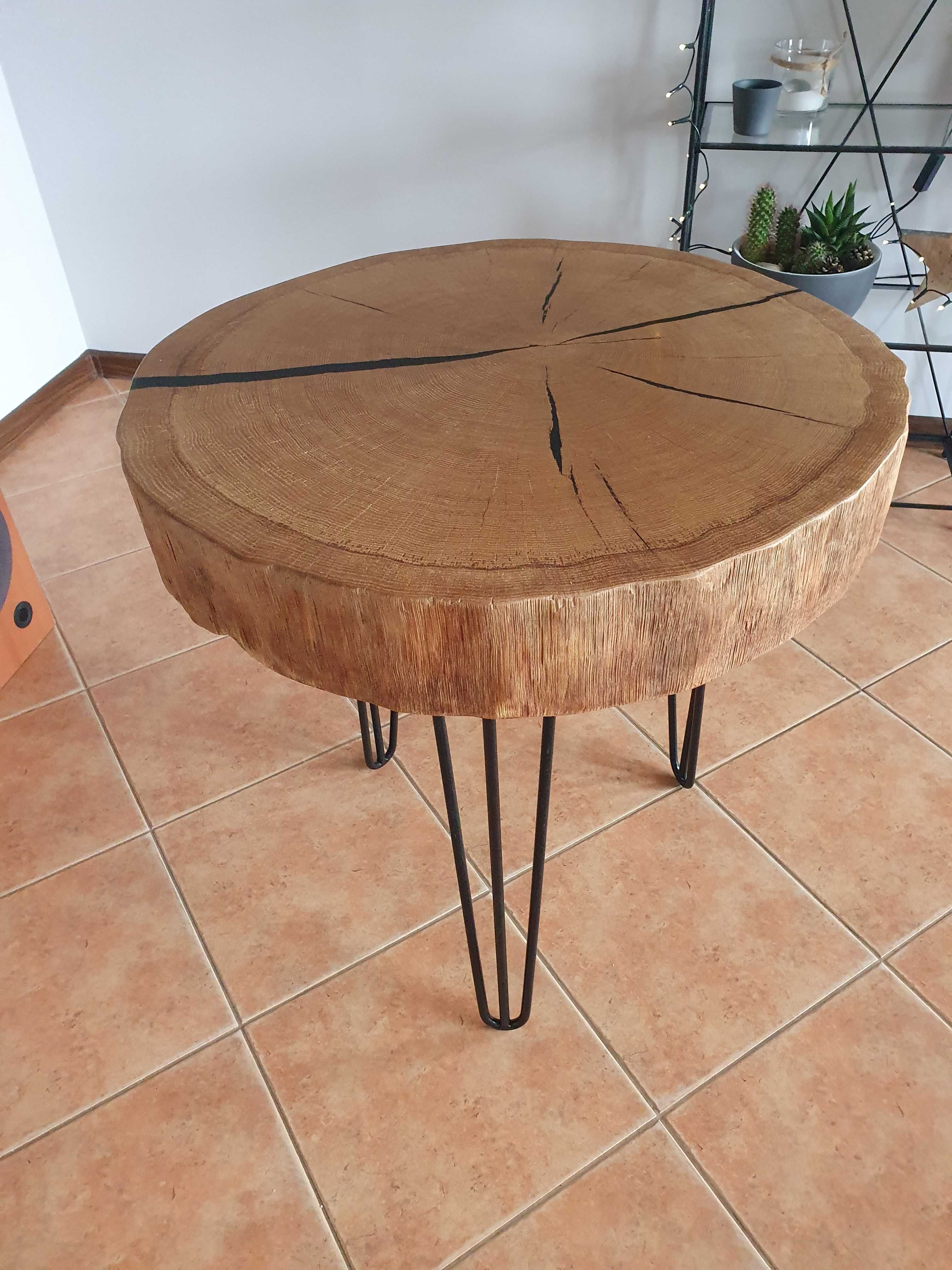 stolik z plastra drewna z żywicą