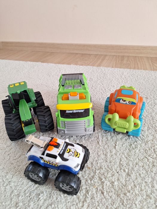 Traktor John Deere, śmieciarka, auta