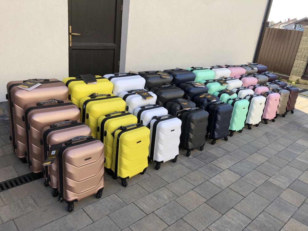 Чемодан Пластиковый удобный дорожный чемодан 147 валіза