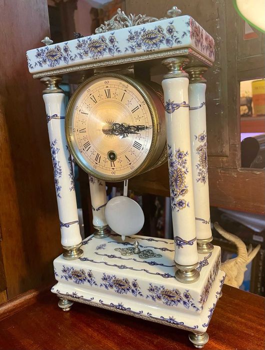 Relógio de pêndulo em porcelana