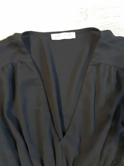 Sukienka czarna z dekoltem