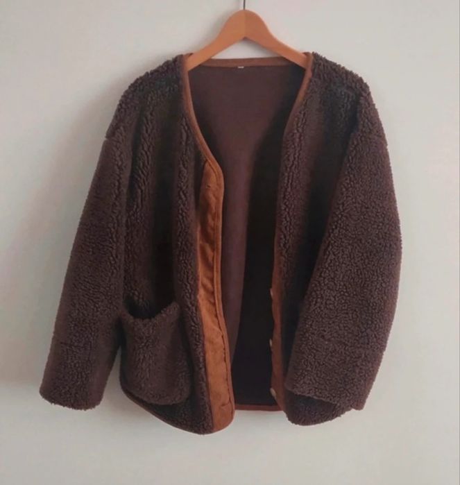 Brązowa kurtka teddy z dużymi guzikami i kieszeniami M