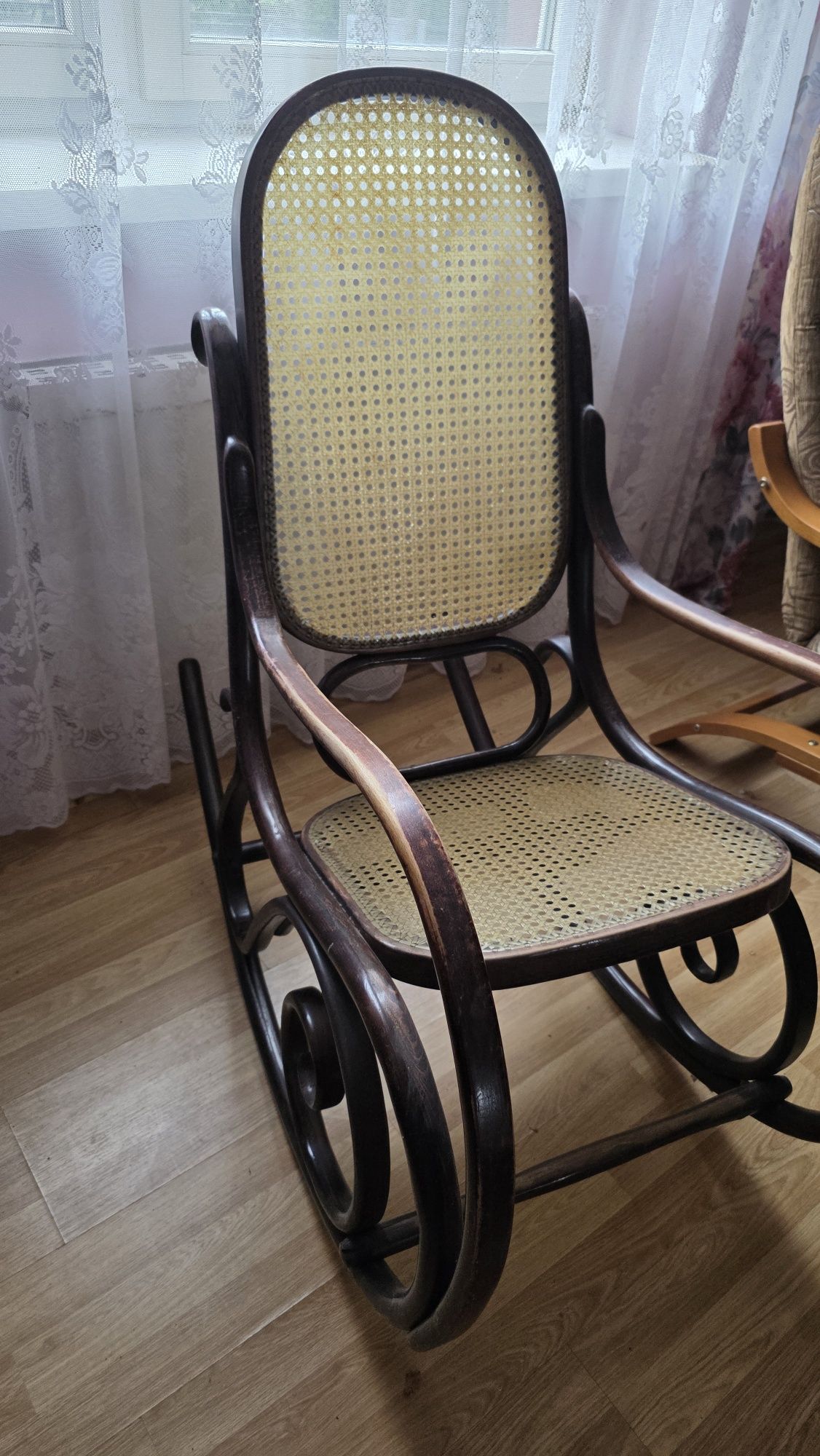 Fotel bujany drewniany