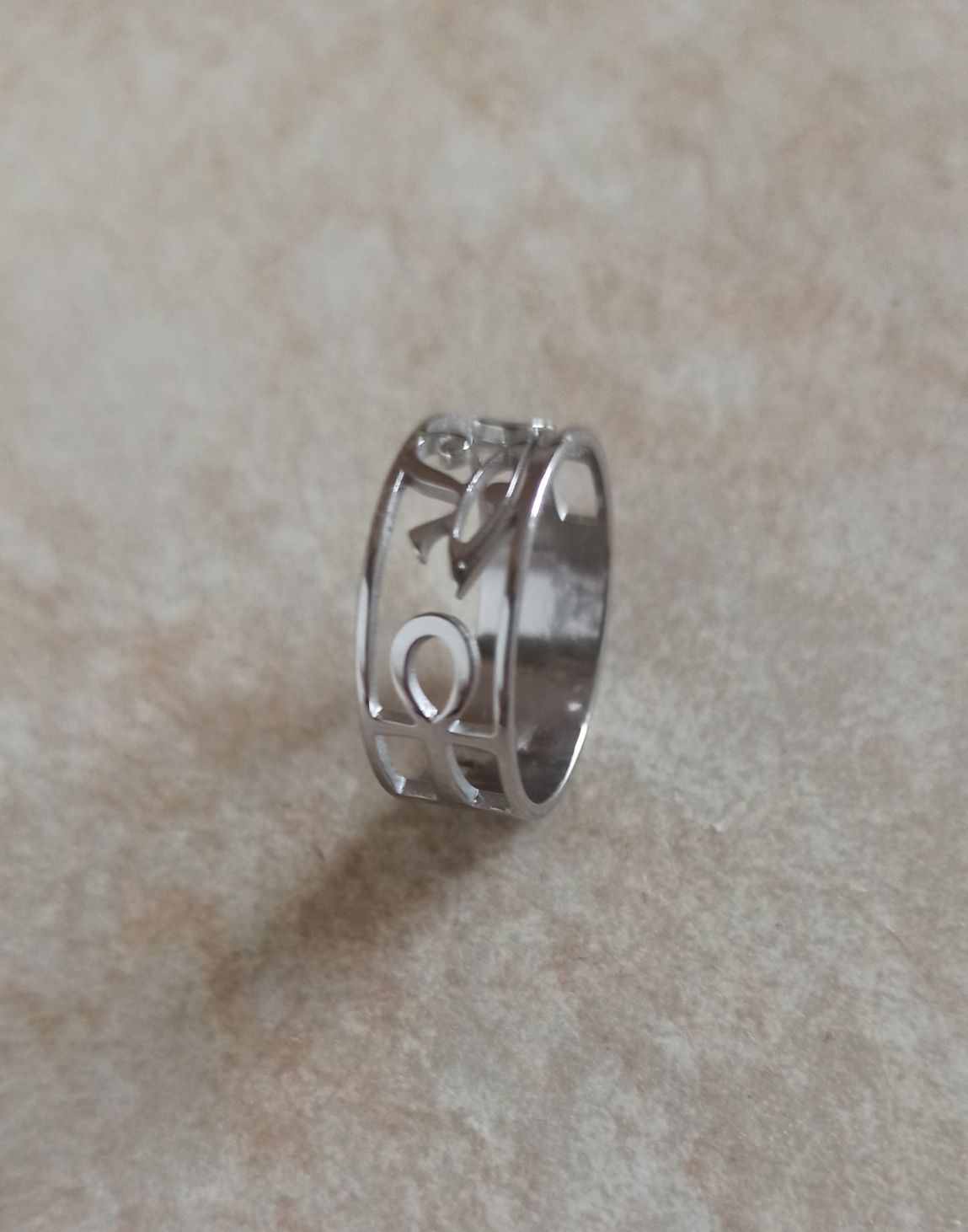 Серебристое красивое кольцо на подарок