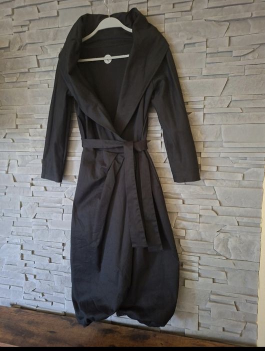 Ekskluzywna sukienka projektu Violi Śpiechowicz - elegancka, kopertowa