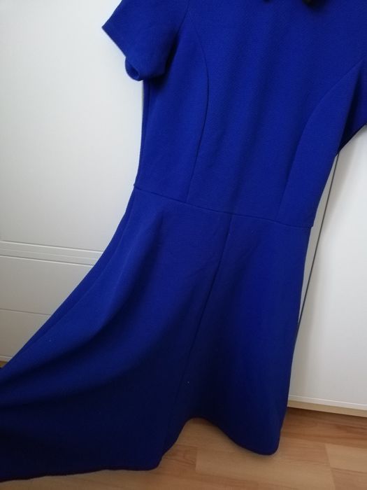 Chabrowa niebieska długa sukienka z kołnierzem