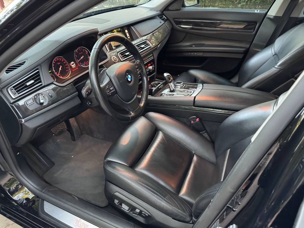 BMW 750i 2014 год выпуска в хорошем состоянии