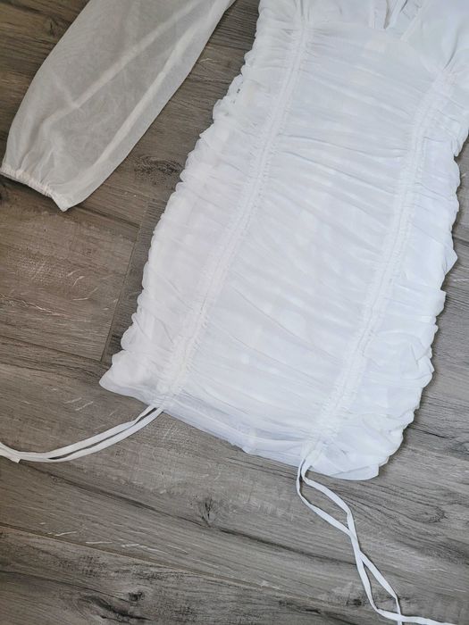 Drapowana tiulowa sukienka z dekoltem V boho