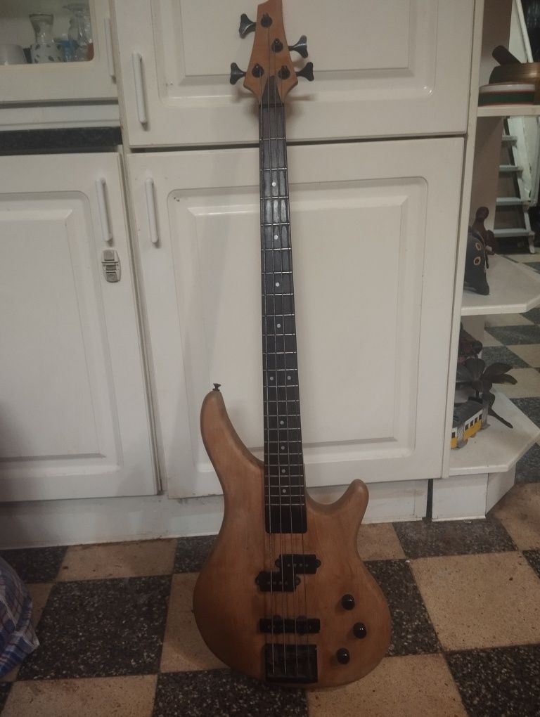 Baixo Ibanez c/ número de serie