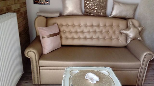 Sofa z funkcją spania i pojemnikiem na pościel