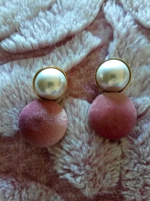Brincos pérola branca e rosa veludo