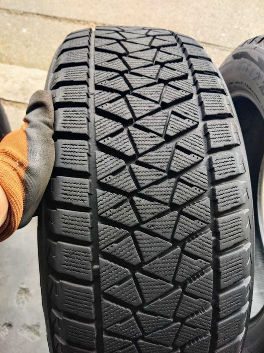 R19 235 55 шини зимові Bridgestone Blizzak DM-V2 японські липучки