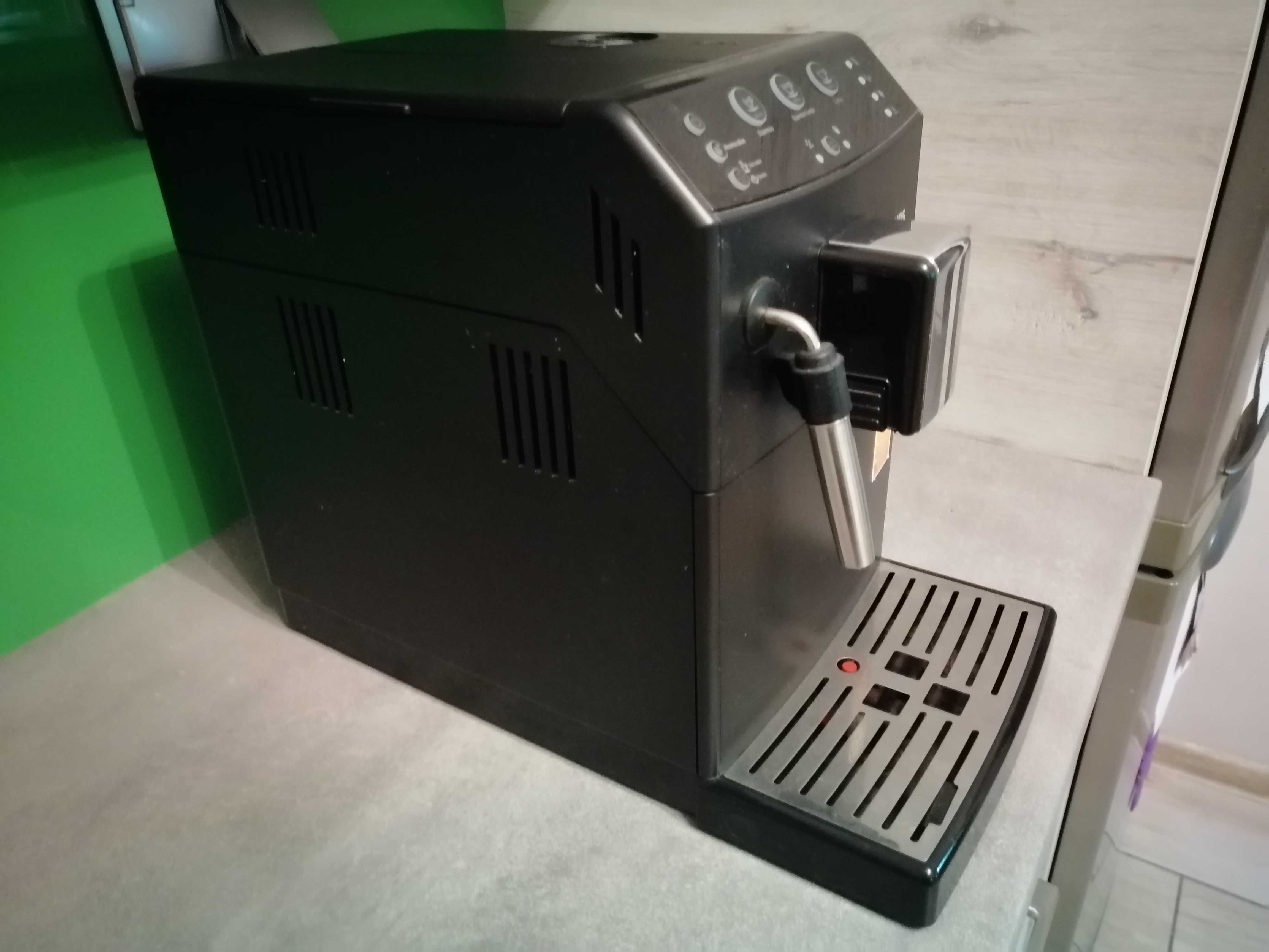 Automatyczny ekspres do kawy firmy Philips z serii 300CMF HD8827